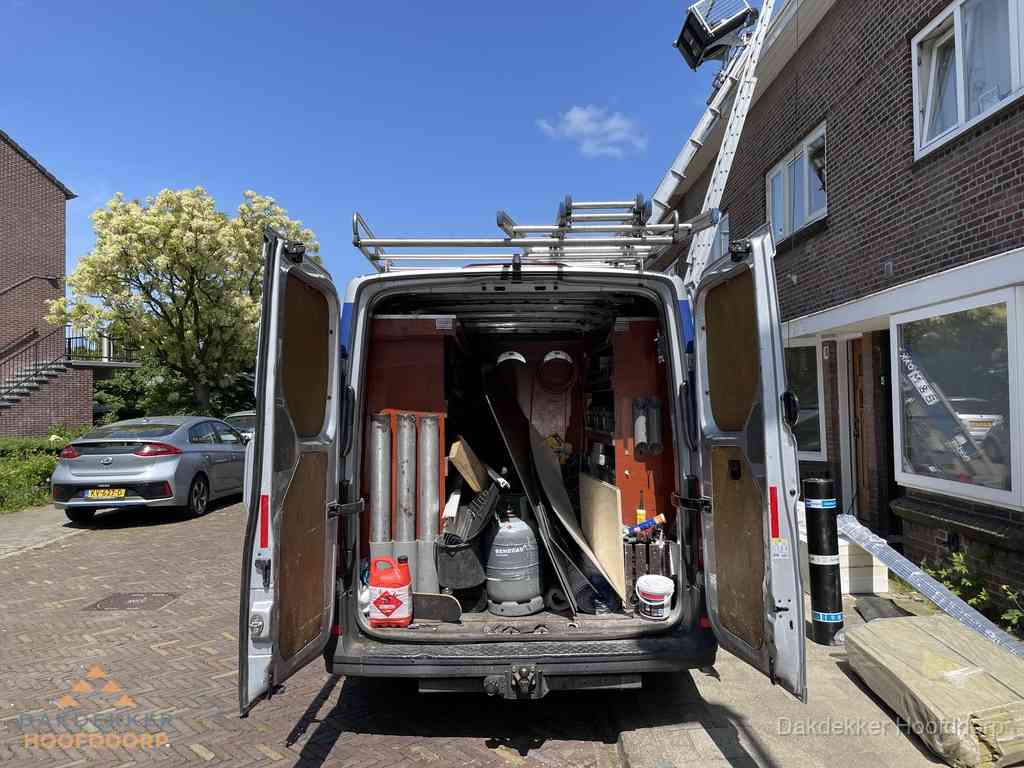Spoed dakdekker bus met gereedschap en ladder bij woning in Hoofddorp