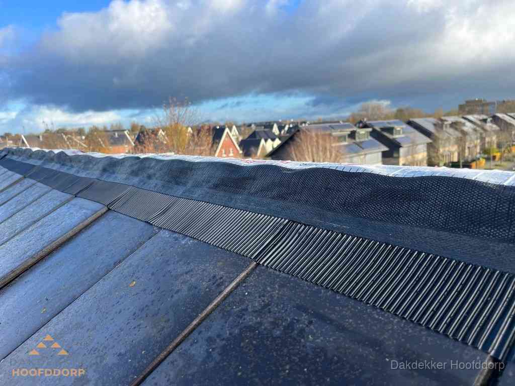 Dakisolatie bij de nok met ventilatieprofiel op schuin dak in Hoofddorp