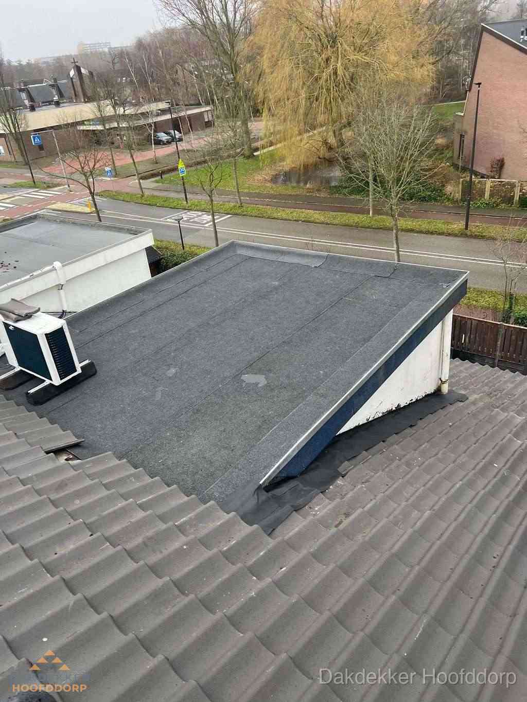 Plat dak met bitumen isolatie en dakbedekking in Hoofddorp