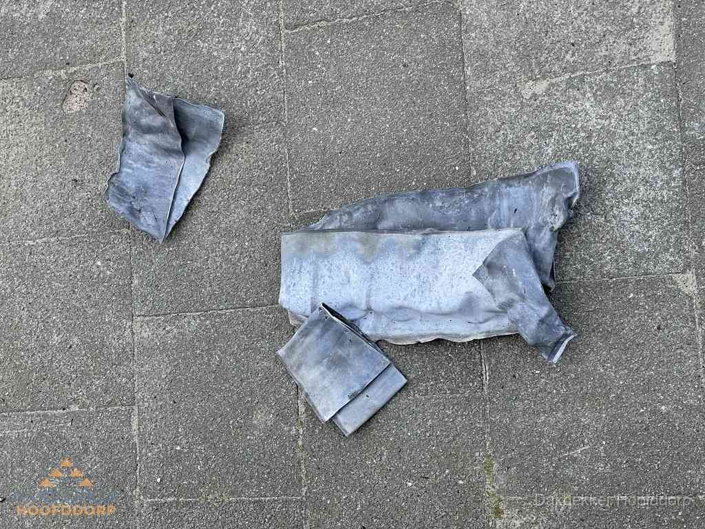 Oude verwijderde loodslabben na vervanging in Hoofddorp